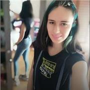 Profesora de apoyo de primaria para ayudarles en aprender a leer paso a paso